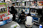 Elektronikgeschäft, Geschäft, Fernseher, Computer, Kunden, East Shinjuku, Tokio, Tokyo, Japan