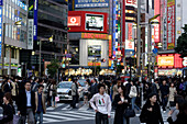 rush hour, Geschäfte, Kaufhäuser, Junge Menschen, bei der JR Yamanote Line Station Shinjuku, East Shinjuku, Tokio, Tokyo, Japan