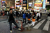 Junge Leute, junge Menschen, Shopping, Abends, Nacht, East Shinjuku, Tokio, Tokyo, Japan