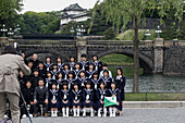 Schulklasse wirtd vor dem Kaiserlichen Palast fotografiert, Marunouchi, Tokio, Japan