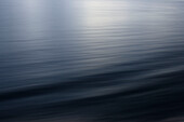 Blick vom Kreuzfahrtschiff MS Delphin Renaissance auf die gewellte Wasseroberfläche