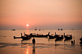 Boot am Strand von Hat Rai Leh im Sonnenuntergang, Railey West, Laem Phra Nang, Railay, Krabi, Thailand (nach dem Tsunami)
