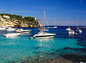 Boote in der Bucht Cala Portals Vells, bei Portals Vells, Costa de Calvia, Bahia de Palma, Mallorca, Spanien