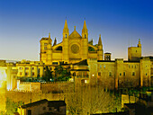 Palast, Palau de L'Almudaina mit Kathedrale La Seu, Parc de la Mar, Palma de Mallorca, Spanien