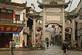 Steinernes Tor über der Hauptstrasse der Altstadt, Nanyue Zhen, Heng Shan Süd, Provinz Hunan, China, Asien