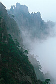 clouds, mist on mountain slopes, Huang Shan, Anhui province, World Heritage, UNESCO, China, Asia