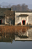 Menschen stehen vor dem Eingang eines Hauses in dem Dorf Hongcun, Huangshan, China, Asien