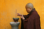Nun at symbolic rice oblation, Changcheng monastery, Jiuhuashan, Anhui province, China, Asien