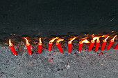 Rote Opferkerzen brennen in einer Reihe, Klosterinsel Putuo Shan, Provinz Zhejiang, China, Asien