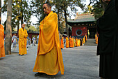 Buddhistische Shaolin Mönche proben vor dem Haupteingang des Shaolin Klosters einen Auftritt zu Buddhas Geburtstag, Generalprobe, daoistisch buddhistisch, Song Shan, Provinz Henan, China, Asien