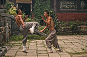 Shaolin Kloster, Song Shan,Zweikampf und Training zwei Schüler in einem Wohnhof des Shaolin Klosters, buddhistisches Kloster, daoistisch-buddhistische Berg, Song Shan, Provinz Henan, China, Asien