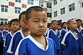 Kung Fu Schüler im Kindergartenalter, Schulklasse einer neuen Kungfu Schule in Dengfeng auf dem Übungsplatz, über 30.000 Schüler werden in diversen Schulen unterrichtet, Songshan, Provinz Henan, China, Asien