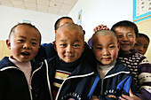 Kung Fu Schüler im Kindergartenalter, Schulklasse einer neuen Kungfu Schule in Dengfeng, über 30.000 Schüler werden in diversen Schulen unterrichtet, Songshan, Provinz Henan, China, Asien
