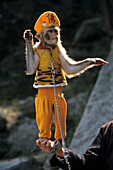 Schausteller, Affentheater, Tai Shan,Mann mit dressiertem Affen, Äffchen verkleidet als Affenkönig Sun Wukong, Aufstieg Treppenanlage zum Gipfel des Taishan, Provinz Shandong, UNESCO Weltkulturerbe, China, Asien