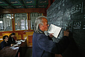 Musikunterricht für Mönche, Schüler und Lehrer, Klosterstadt des Wudang Shan, daoistischer Berg in der Provinz Hubei, Gipfel 1613 Meter, Geburtsort des Taichi, China, Asien, UNESCO Weltkulturerbe