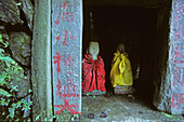Gottheiten, Wudang Shan,bekleidete Steinfigur der Gottheit Zhen Wu, kleiner Höhlentempel auf dem Weg zum Gipfel des Wudang Shan, daoistischer Berg in der Provinz Hubei, Gipfel 1613 Meter, Geburtsort des Taichi, China, Asien, UNESCO Weltkulturerbe