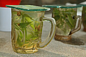 Glas Tee,Kräutertee, Tee im Trinkglas, mit Glasscheibe als Abdeckung, China, Asien