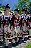 Junge Frauen in Tracht im Trachtenumzug, Trachtenwallfahrt nach Raiten, Unterwössen, Chiemgau, Oberbayern, Bayern, Deutschland