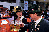 Junges Paar in Tracht im Biergarten, beim Zuprosten, Trachtenwallfahrt nach Raiten, Chiemgau, Oberbayern, Bayern, Deutschland