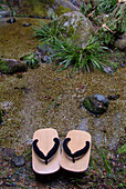 Japanische Schuhe im Garten, Takayama, Hida district, Japan