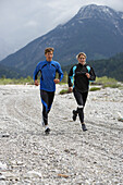 Mann und Frau beim Joggen, Vorderriss, Bayern, Deutschland