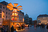 Kuppel der Kunstakademie, Albertinum, Weihnachtspyramide, Neumarkt, Weihnachtsmarkt an der Frauenkirche, Christkindlmarkt, Weihnachten, Advent, Dresden, Sachsen, Deutschland