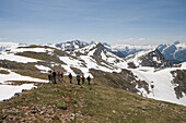 Eine Gruppe von Wanderer auf einen Wanderweg von Schneibstein, in der Nähe von Berchtesgaden, Berchtesgadener Land, Bayern, Deutschland