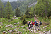 Wanderer unterwegs am Falzsteig, Watzmann, Berchtesgaden, Berchtesgadener Land, Bayern Deutschland