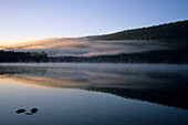 Nebel über dem Stanley Lake, Sawtooth Mountains, Idaho, USA