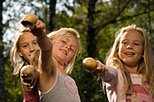Drei Mädchen spielen Eierlaufen, Kindergeburtstag