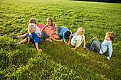 Kinder spielen ausgelassen auf einer Wiese, Kindergeburtstag