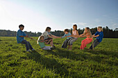 Kinder spielen Tauziehen, Kindergeburtstag