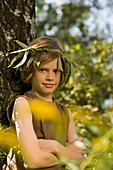 Junge mit einem Kranz aus Blättern auf dem Kopf, Portrait