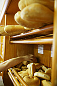 Brötchen und Baguette in einer italienischen Bäckerei, Italien