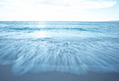 Wasser in Bewegung, spült an den Strand, Weite, Ruhe, Kraft, beruhigen, weich, fließend, hellblau, träumen, Sehnsucht, Leere