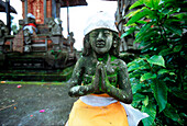 bekleidete Tempelstatue, Kitamani, Bali, Indonesien