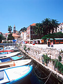 Boote liegen im Hafenbecken von Hvar, Hvar, Dalmatien, Kroatien