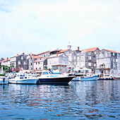 Blick über den Hafen mit Booten auf Altstadt, Korcula, Dalmatien, Kroatien