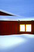 Schneebedecktes Hotel am Abend, Arjeplog, Lappland, Schweden