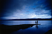 Ein Mann beim Fischen, Loch Eil, Highlands, Schottland, Grossbritannien