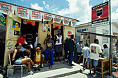 Eine typische Bar, Cadogan's Bar Rum Shop, Crop-Over Festival, Bridgetown, Barbados, Karibik