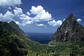 Berge, The Pitons, View from Ladera Resort, near Soufriere, St. Lucia, Karibik