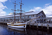 Ein Segelschiff, Lady Nelson Sailboat und Hotel, Somerset On The Pier Hotel, Hobart, Tasmanien, Australien