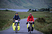 Fahrradfahrer auf der Connemara Road, County Galway, Irland