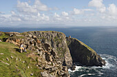 Paar sitzen an der Klippe, Slieve League Cliffs bei Teelin, County Donegal, Irland
