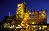 Marktplatz, Kirche St. Nikolai und Rathaus mit Weihnachtsbeleuchtung, Stralsund, Mecklenburg-Vorpommern, Deutschland, Europa