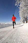 Ein Mann, Läufer, joggt im Winter, Oberösterreich, Austria