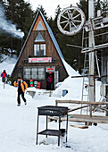 Talstation, Hütte eines urtümlichen Schleppliftes im Rila Gebirge, Bulgarien, Europa, MR