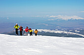 Eine Gruppe Skitouristen steigt auf mit Skiern und Fellen zum Gipfel des Popova Kapa, Bulgarien, Rila Gebirge, Europa, MR