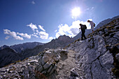 Wanderer am Nordhang der Alpspitze, Wettersteingebirge, Bayern, Deutschland